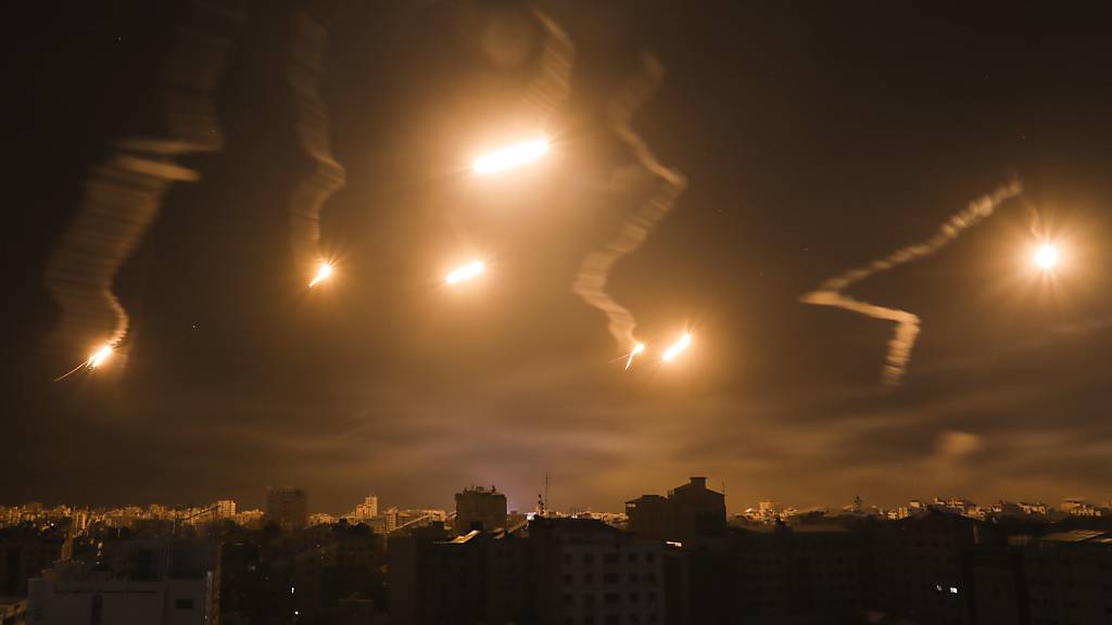 Leuchtraketen der israelischen Streitkräfte erhellen den Nachthimmel im nördlichen Gazastreifen. Foto: Abed Khaled/AP