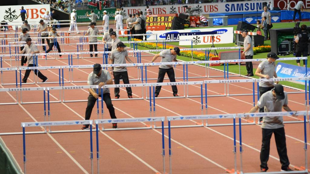 Ob Trainings bei den Fussball-Junioren, Lauberhornrennen, Turnfest oder SlowUp - ohne die Arbeit von Freiwilligen wuerden diese Veranstaltungen nicht stattfinden koennen. Im Bild: Helfer an der Athletissima 2012 in Lausanne. (PPR/Swiss Volunteers/Robert Danis)
