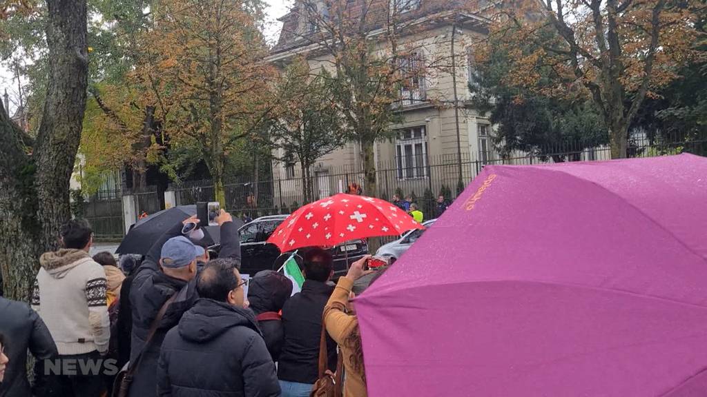 Menschen protestieren vor der iranischen Botschaft