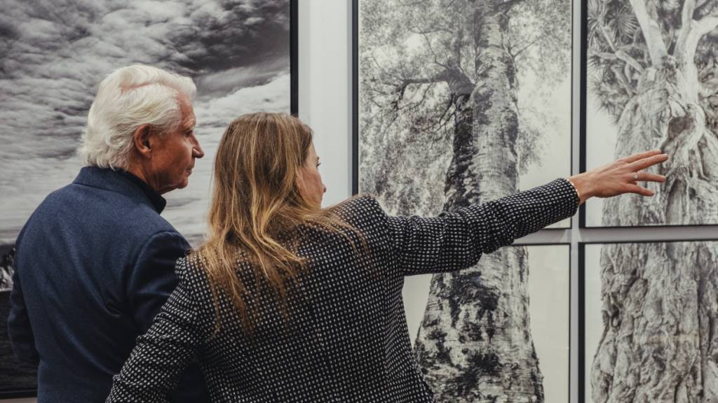 Ein Besucher und eine Besucherin am Art Salon Zürich: Die Messe will Kunstschaffenden und Galerien aus der Schweiz eine Plattform bieten - und damit eine Lücke schliessen, die die internationalen Messen in Basel und Genf offen lassen.