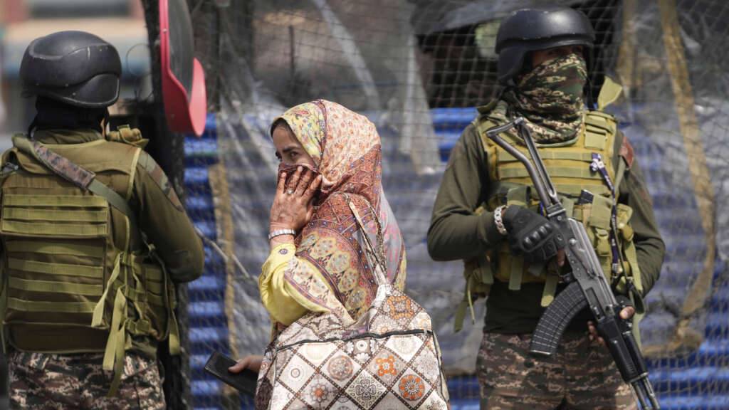 dpatopbilder - Indische Soldaten stehen Wache. Foto: Mukhtar Khan/AP/dpa