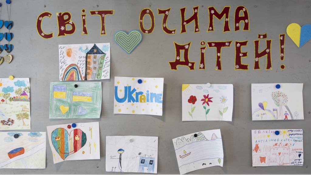 Zeichnungen von ukrainischen Kindern in einer Schule. Die Unterscheidung nach Herkunftsregion bei der Gewährung des Status S führt für die Behörden zu mehr Aufklärungsaufwand. (Themenbild)