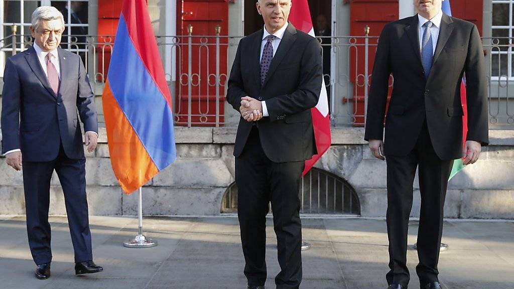 Aussenminister Didier Burkhalter (Mitte) mit Aserbaidschans Präsident Ilham Alijew (Rechts) und dem armenischen Amtskollegen Sersch Sargsjan (Links) .