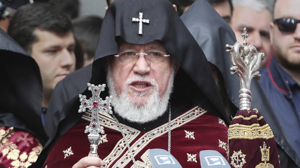 ARCHIV - Der armenische Katholikos Karekin II. (M) nimmt an der Gedenkfeier zum 110. Jahrestag des Massakers an den Armeniern im Osmanischen Reich teil. Foto: Hayk Baghdasaryan/PHOTOLURE via AP/dpa