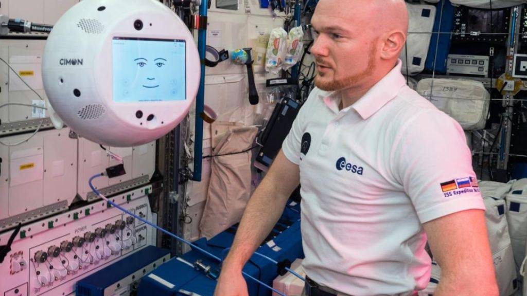 Der deutsche Astronaut Alexander Gerst testet in der Raumstation ISS den schwebenden Roboter Cimon, der von Hergiswil in Nidwalden aus gesteuert wird.