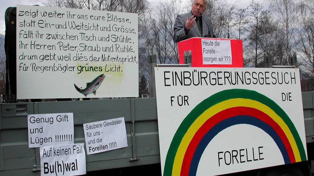 Rheintaler Fischer demonstrierten bereits im Jahr 2000 am Tag der Regenbogenforelle in Buchs. (KEYSTONE/Gadient)
