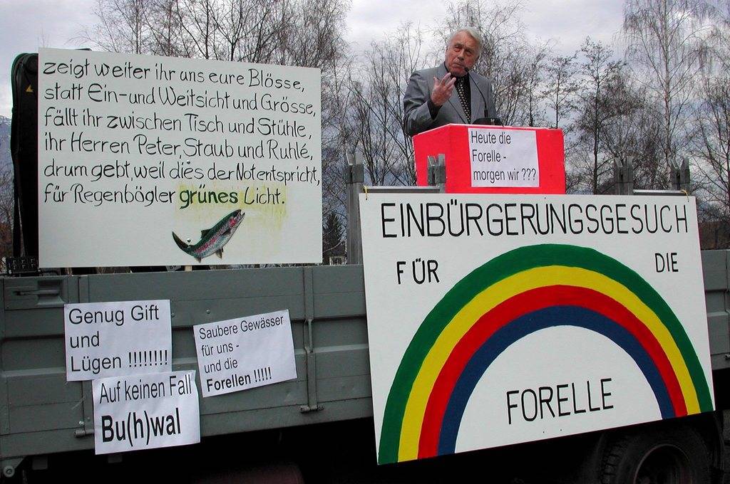 Rheintaler Fischer demonstrierten bereits im Jahr 2000 am Tag der Regenbogenforelle in Buchs. (KEYSTONE/Gadient)