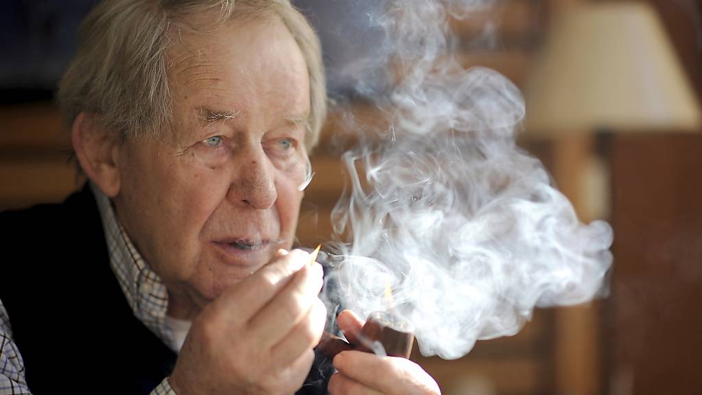 ARCHIV - Der deutsche Schriftsteller Siegfried Lenz raucht während eines Interviews eine Pfeife. Foto: Fabian Bimmer/dpa