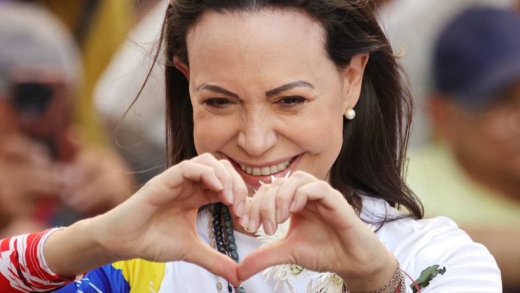 ARCHIV - Die venezolanische Oppositionsführerin Maria Corina Machado führt eine Demonstration gegen die erneute Vereidigung des autoritären Präsidenten Maduro. Foto: Jesus Vargas/dpa