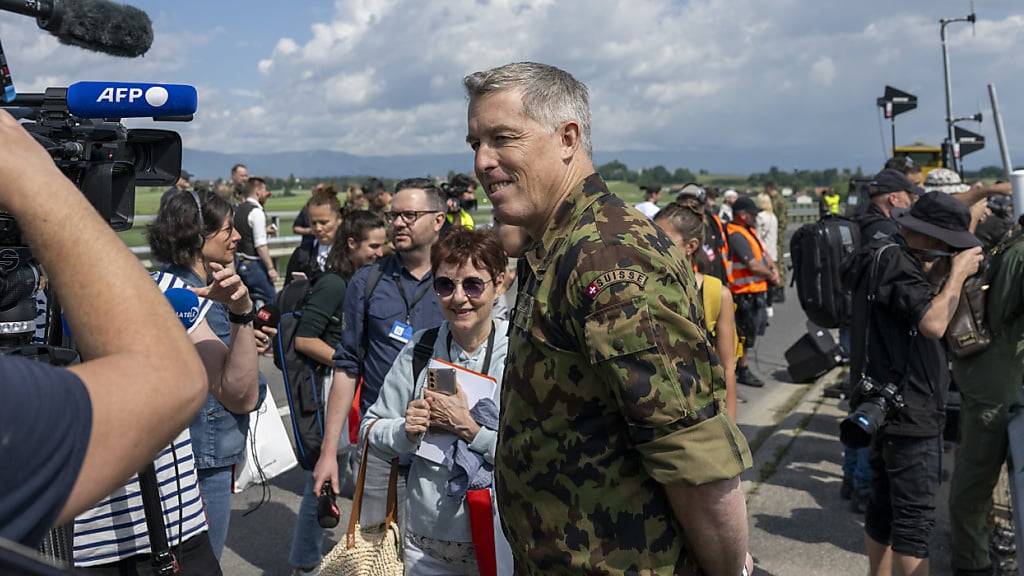 Christian Oppliger (Bildmitte) wird per 1. Oktober neuer Kommandant der Schweizer Luftwaffe. (Archivbild)