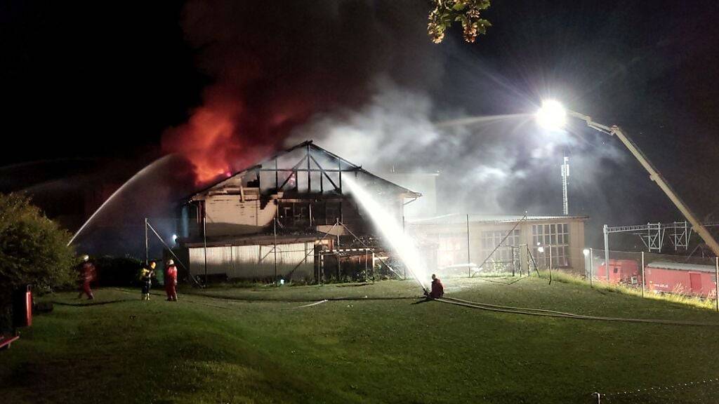 Von Donnerstagabend bis Samstagmittag hatten die Feuerwehren in Mühlehorn im Kanton Glarus zu kämpfen, bis das Feuer niedergerungen war.