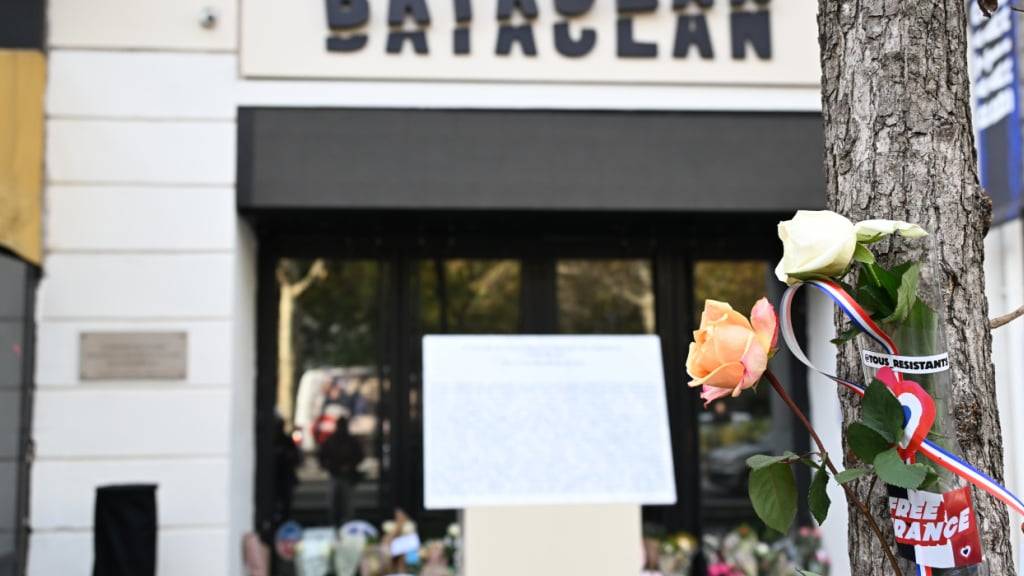Blumen liegen vor dem Bataclan-Konzertsaal, während Paris den 10. Jahrestag der Terroranschläge begeht, bei denen 132 Menschen getötet und Hunderte verletzt wurden. Foto: Emma Da Silva/AP/dpa