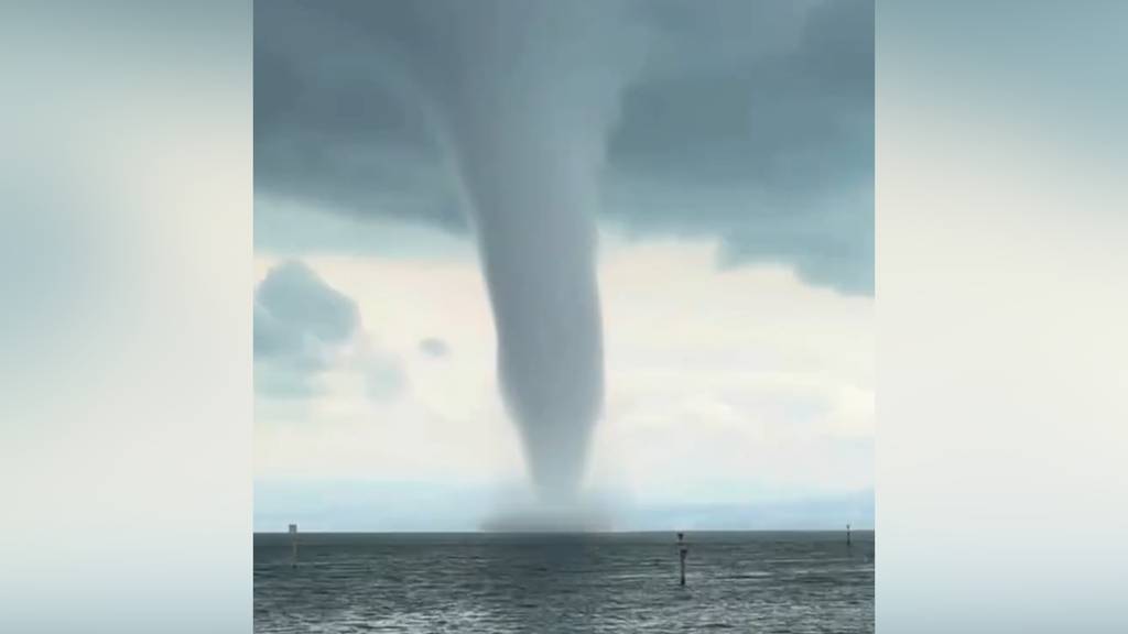 Eindrückliche Wasserhose fegt über den Bodensee