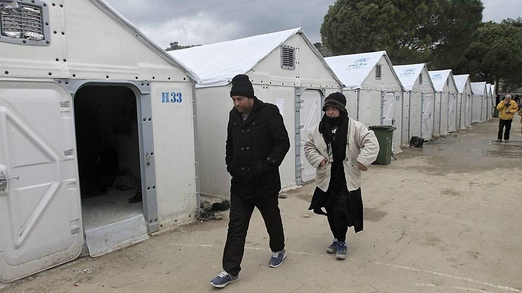 Flüchtlinge im Erstaufnahmezentrum auf der griechischen Insel Lesbos. Dieses Zentrum ist der erste Hotspot der voll einsatzfähig ist. (Archiv)