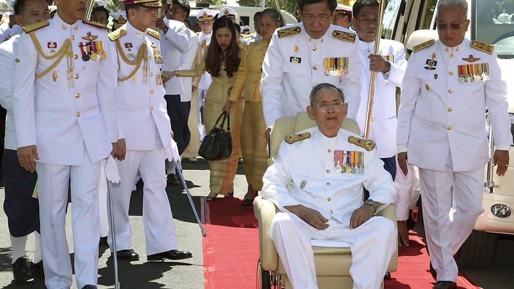 Thailand bangt um seinen König: Bhumibol Adulyadej (sitzend) ist seit Monaten im Spital. (Archivbild)