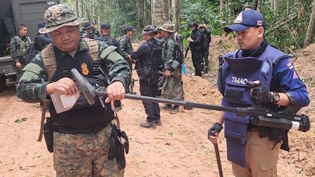 HANDOUT - Thailändische Soldaten inspizieren ein Grenzgebiet in der Provinz Ubon Ratchathani. Foto: Uncredited/Royal Thai Army/AP/dpa - ACHTUNG: Nur zur redaktionellen Verwendung und nur mit vollständiger Nennung des vorstehenden Credits