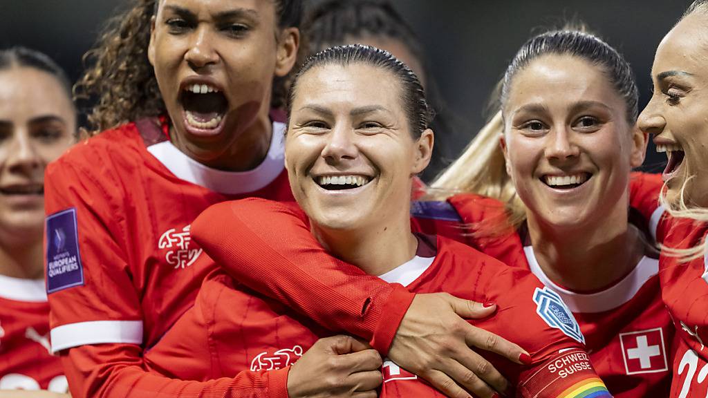 Captain Ramona Bachmann schiesst die Schweiz mit einem verwandelten Foulpenalty zum 2:1-Heimsieg gegen Ungarn