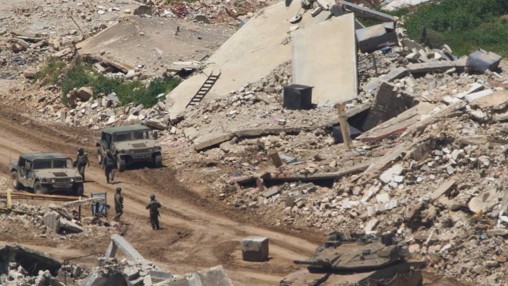 Israelische Soldaten operieren im Südlibanon, gesehen von Nordisrael aus. Foto: Ariel Schalit/AP/dpa