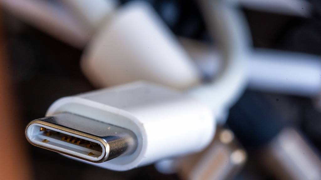 Neue elektronische Kleingeräte müssen nun verpflichtend einen USB-C-Ladeanschluss haben. (Archivbild)
