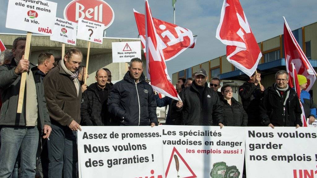 Bell-Angestellte und Gewerkschafter demonstrieren vor der Fleischfabrik in Cheseaux bei Lausanne, die das Unternehmen schliessen will.