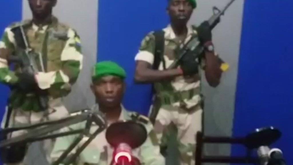 Fernseh-Bild der Putschisten in Libreville, wie sie ihre Ankündigung vorlesen, zuvorderst ein gewisser Lt. Obiang Ondo Kelly, Kommandant der Republikanischen Garde.