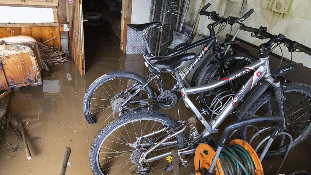 Nach dem Murgang in Oberwald liefen die Keller mit Wasser voll.