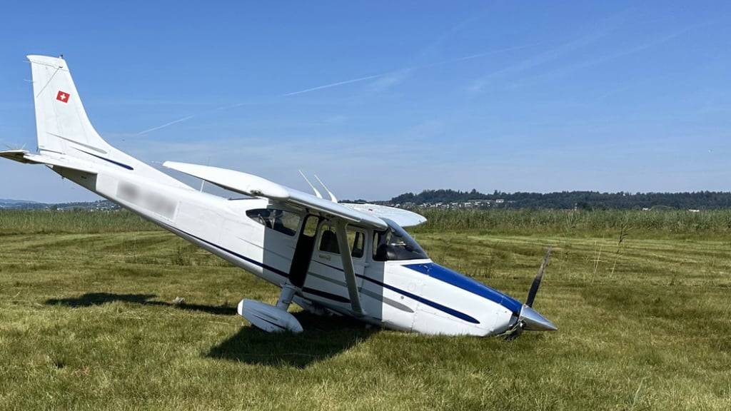 Kleinflugzeug gerät bei Landung in Wangen SZ über Pistenrand hinaus