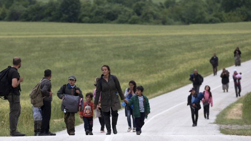 Noch immer suchen viele Flüchtlinge den Weg nach Europa und auch in die Schweiz. Gegenüber dem Vormonat ist die Zahl der Asylgesuche im April jedoch weiter zurückgegangen. (Symbolbild)