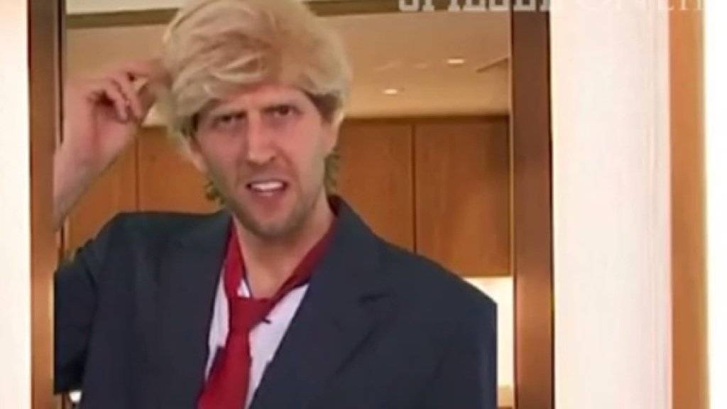 «Ja, mein Haar ist echt»: Dirk Nowitzki als Donald Trump (Screenshot YouTube/Spiegel Online).