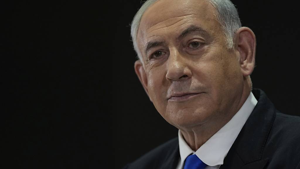 ARCHIV - Der israelische Premierminister Benjamin Netanjahu wird in einem Krankenhaus in Tel Aviv behandelt. Foto: Ohad Zwigenberg/AP/dpa