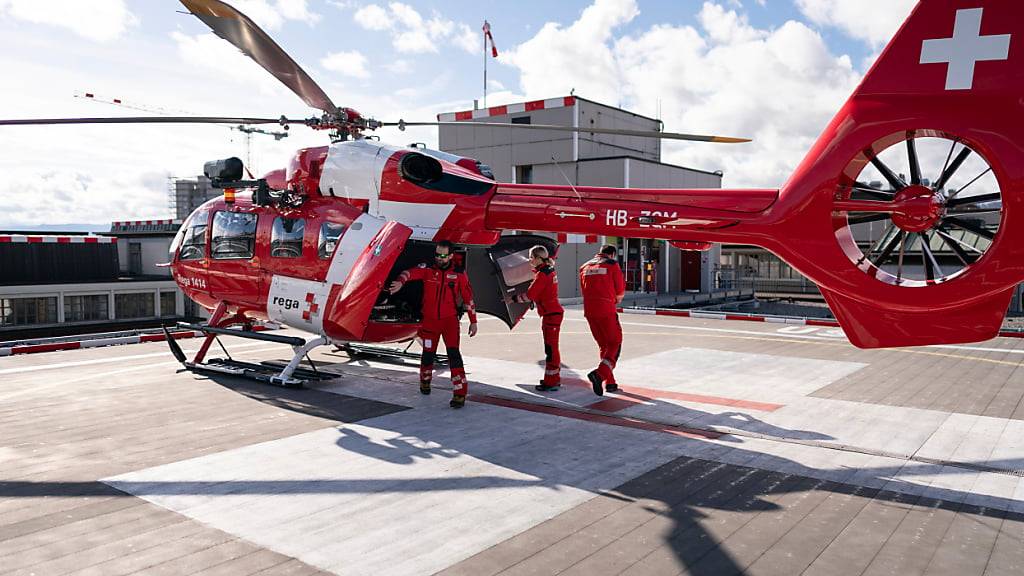 Ein 52-jähriger Gleitschirmpilot musste am Freitag nach einem Unfall in Euthal SZ mit einem Rettungshelikopter in ein Spital geflogen werden. (Symbolbild)