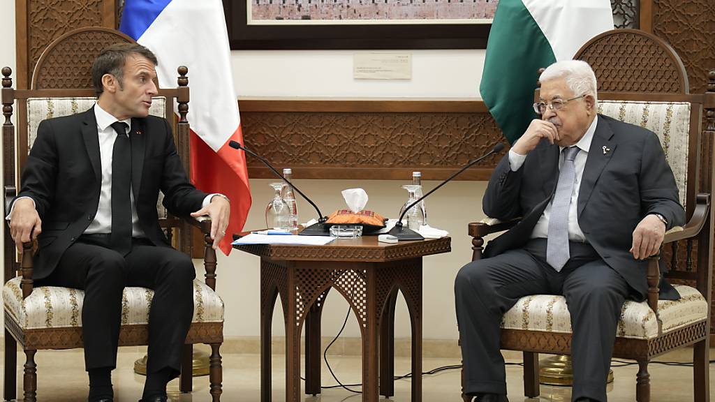 Frankreichs Präsident Emmanuel Macron (l) im Gespräch mit Palästinenserpräsident Mahmud Abbas. Foto: Christophe Ena/AP Pool/AP/dpa