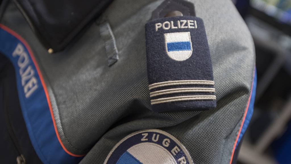 Am Montagmorgen hat sich im Hertiquartier in der Stadt Zug ein schwerer Arbeitsunfall ereignet. Ein 49-jähriger Bauarbeiter stürzte vier Meter in die Tiefe. (Symbolbild)