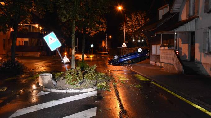 Auto hebt ab und landet auf Dach