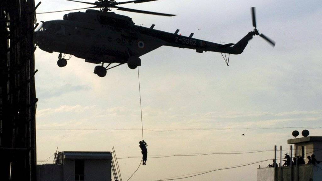 Übung misslungen: Zwei Rettungskräfte sterben beim Abseilen aus einem Helikopter in der Slowakei. (Symbolbild)