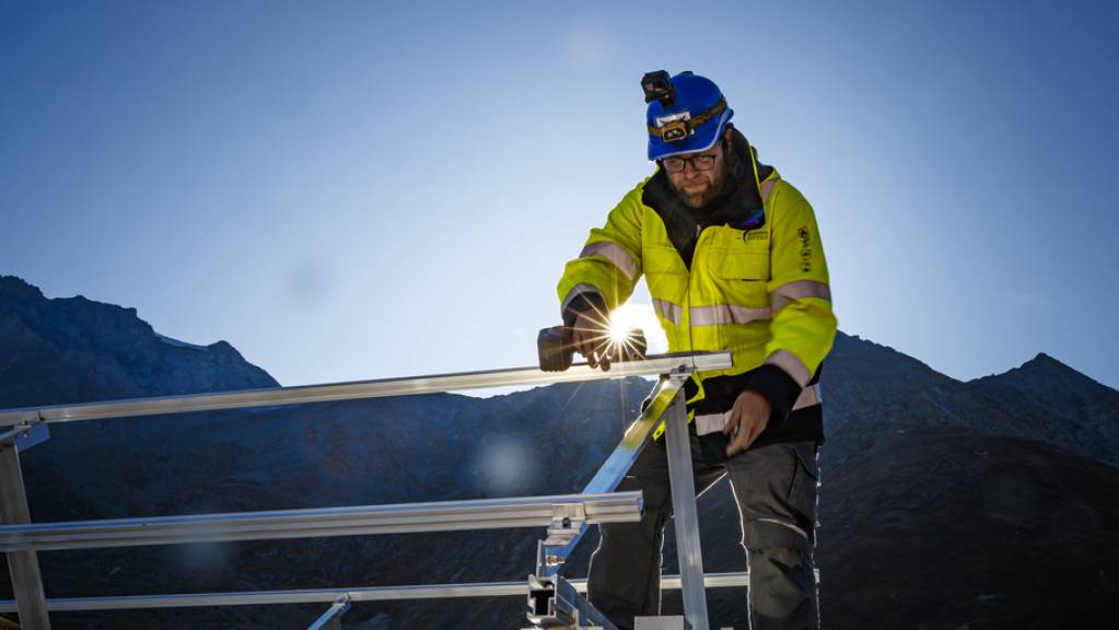 Ein Arbeiter montiert Solar-Paneele. Würde man in der Schweiz jetzt offensiv Solar-Energie fördern, könnten 14'000 Arbeitsplätze geschaffen werden. Eine kurze Anlehre würde reichen. Dadurch käme die Schweiz den Klimazielen näher und würde die Arbeitslosigkeit senken, findet die Stiftung SES (Archiv)