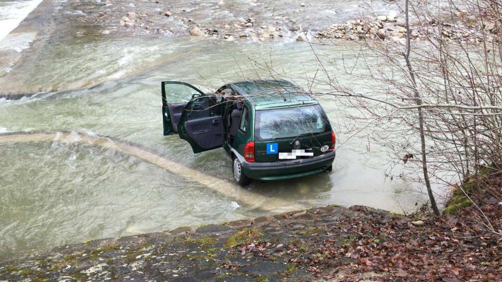 Ein Auto in der Ärgera - verletzt wurde niemand, und das Wasser blieb sauber, wie die Freiburger Polizei versichert.