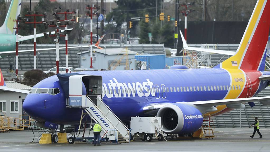Die Probleme mit den Boeing-Maschinen des Typs 737 Max machen dem US-Billigflieger Southwest Airlines schwer zu schaffen. Der Gewinn brach im vierten Quartal ein.(Archivbild)