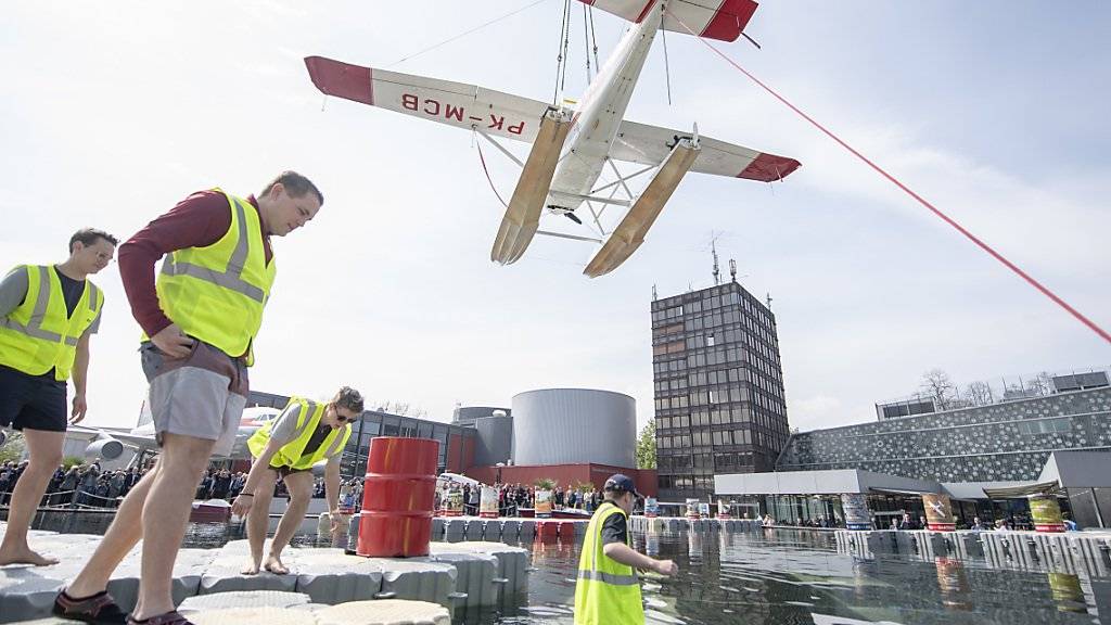 Das Wasserflugzeug Cessna 185 wird im Verkehrshaus der Schweiz in Luzern in einen Pool gehievt, dies anlässlich der Eröffnung des zweiten Teils der Ausstellung «Die Schweiz fliegt!»