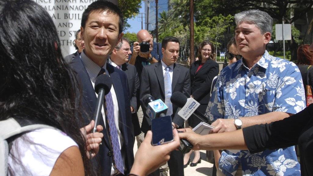 Anwälte und Reporter vor dem Gericht in Honolulu, Hawaii.  Der Richter hat den landesweiten Stopp gegen die Einreiseverbote des US-Präsidenten Donald Trump verlängert. Die Verfügung gilt nun zeitlich unbegrenzt.