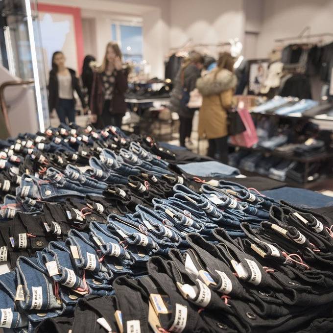Auflösung des Mindestkurses: Kleider werden günstiger