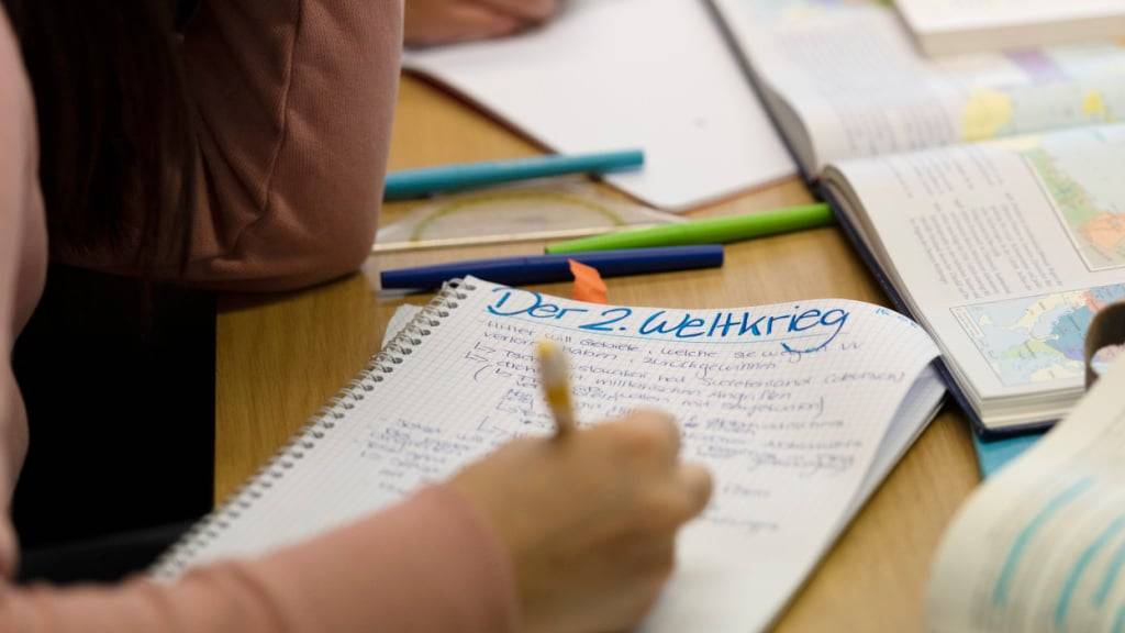 Die SVP-Fraktion des Zuger Kantonsparlaments sieht beim Geschichtsunterricht an den Volksschulen Handlungsbedarf. (Symbolbild)