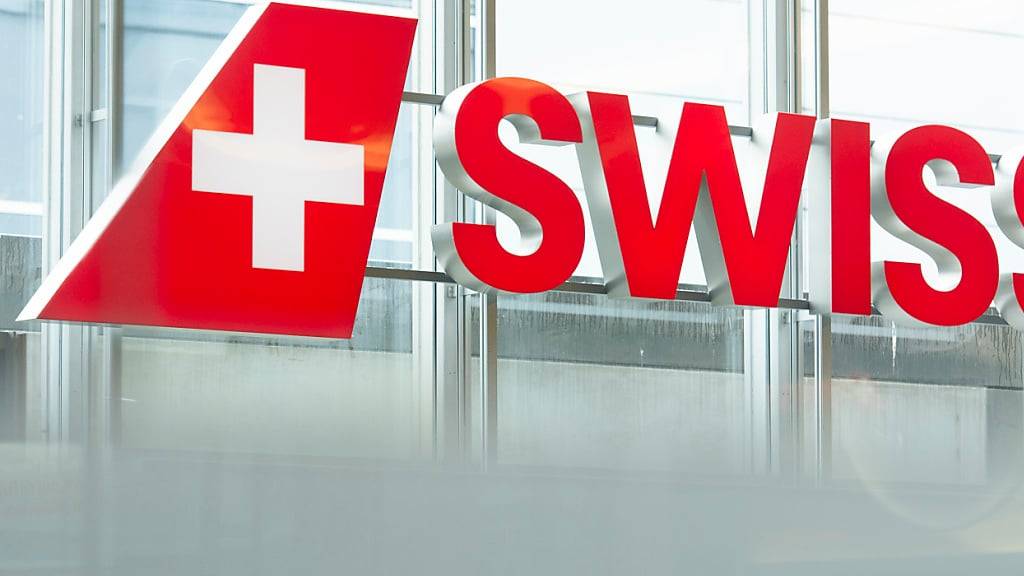 Das Logo der Fluggesellschaft Swiss am Flughafen Zürich. (Symbolbild)