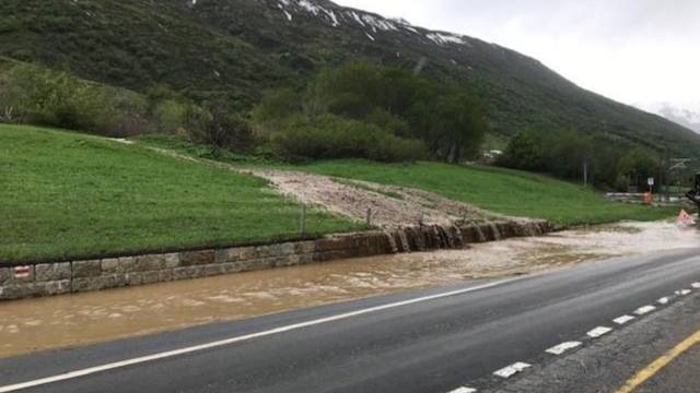 Strasse in Hospental UR von Murgang getroffen