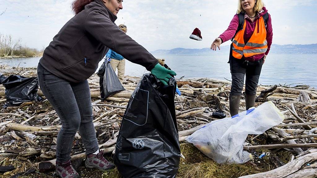Der untersuchte Plastikmüll wurde an verschiedenen Stränden des Genfersees gesammelt. Auf dem Foto eine Säuberungsaktion durch Freiwillige im Jahr 2018. (Archiv)