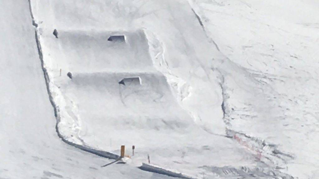 In einem Snow Park im Skigebiet von Anzère VS hat sich ein 13-Jähriger bei einem Sturz tödliche Verletzungen zugezogen.