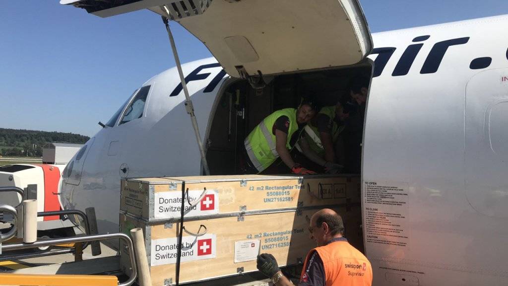 Ein Flugzeug des Bundes wird mit Hilfsgütern für die notleidenden Flüchtlinge auf der Insel Lesbos beladen.