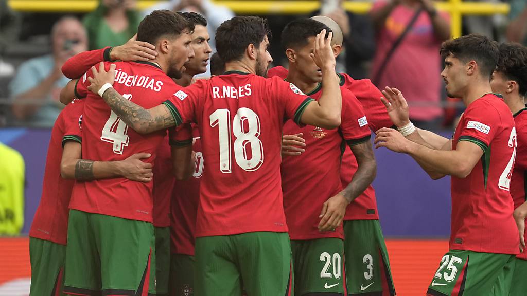 Geschlossener Jubel bei den Portugiesen nach dem 3:0, das Cristiano Ronaldo nicht selbst erzielte, sondern vorbereitete