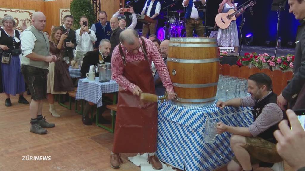 Bierdusche für den StaPi: Raphael Golta eröffnet Zürcher Oktoberfest