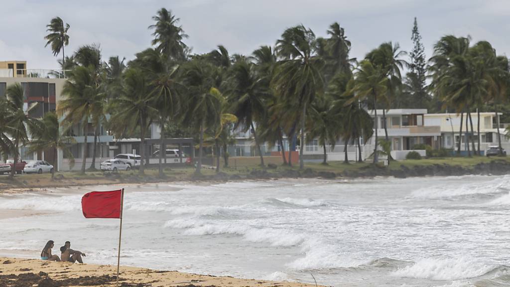 Hurrikan «Ernesto» hat für eine stürmische See an der Küste Puerto Ricos gesorgt. Foto: Alejandro Granadillo/AP/dpa